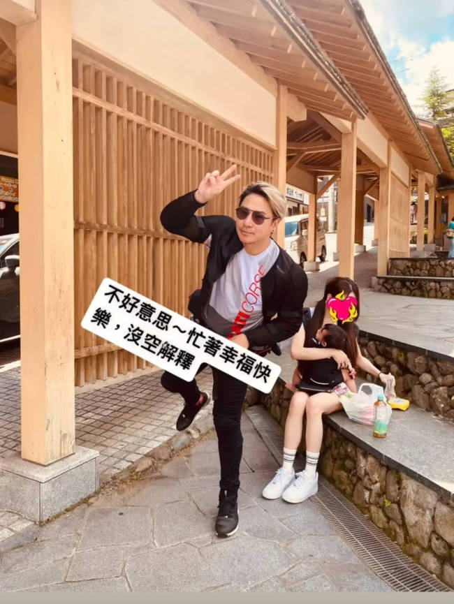 欧弟晒一家三口合影辟谣婚变：忙着幸福没空解释
