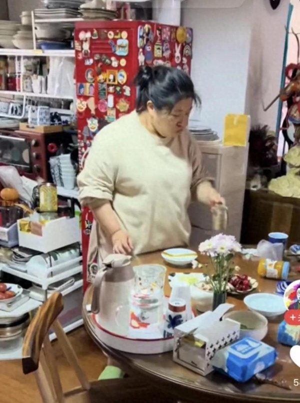 纯旭配资端 胡老师：承认被反噬，家里堆积如山，真实情况场面壮观网友：可怕